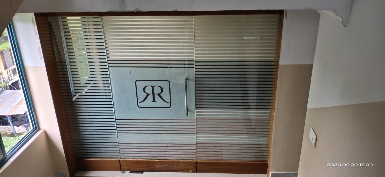 Hotel Royal Residency สิริกุรี ภายนอก รูปภาพ