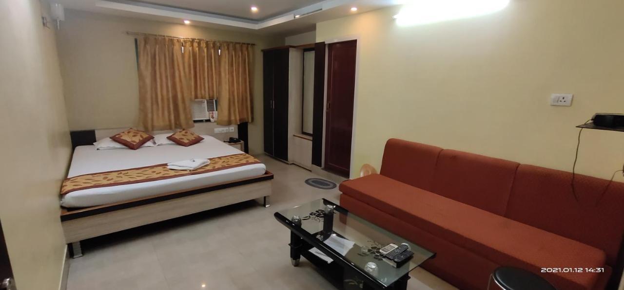 Hotel Royal Residency สิริกุรี ภายนอก รูปภาพ
