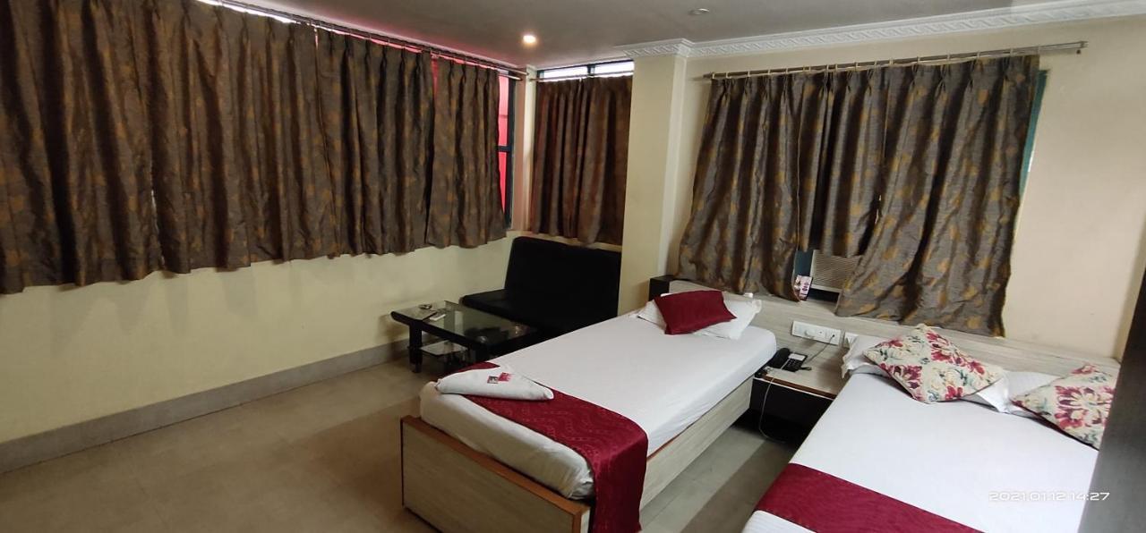 Hotel Royal Residency สิริกุรี ภายนอก รูปภาพ
