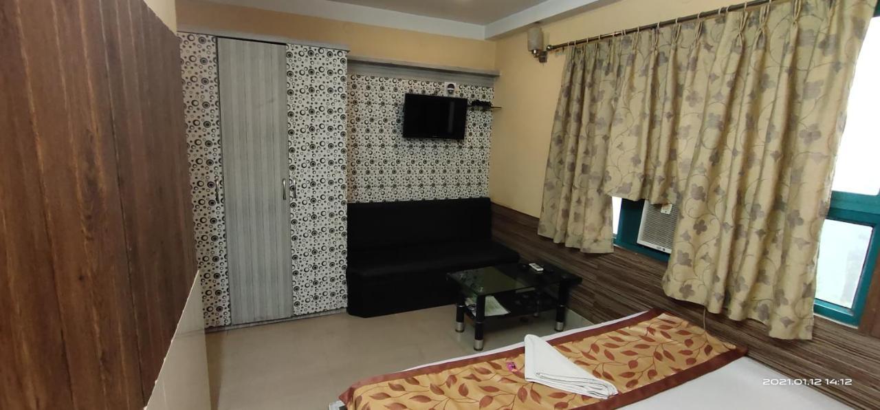 Hotel Royal Residency สิริกุรี ภายนอก รูปภาพ
