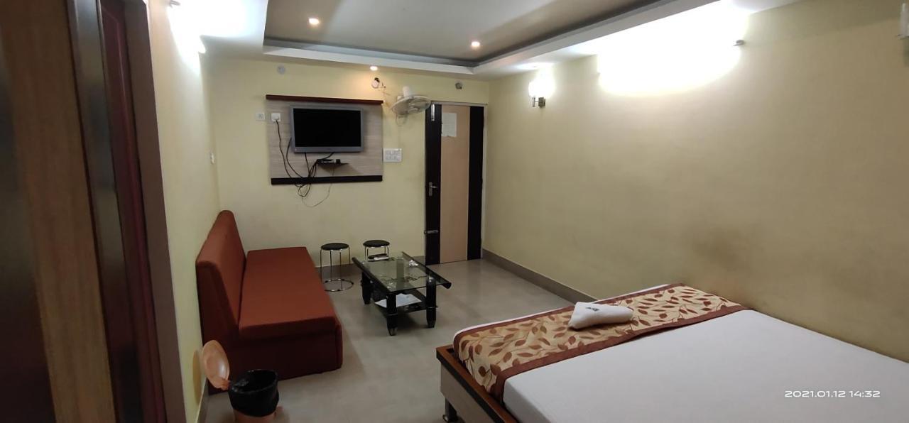 Hotel Royal Residency สิริกุรี ภายนอก รูปภาพ