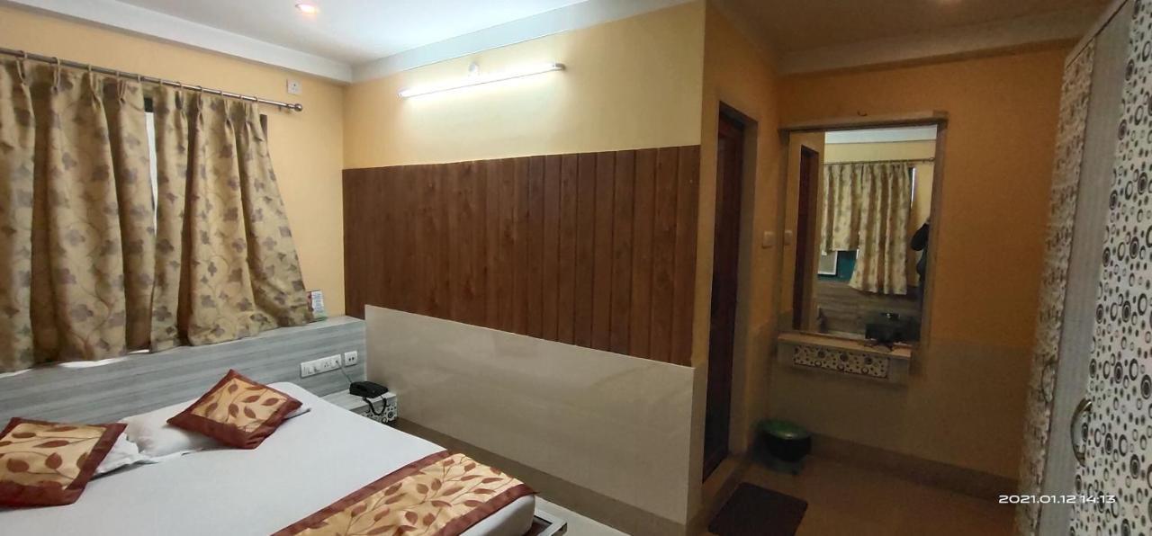 Hotel Royal Residency สิริกุรี ภายนอก รูปภาพ